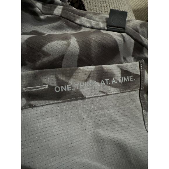 Lululemon men’s gray patterned Hawaiian style button down shirt see measurements - Picture 4 of 4